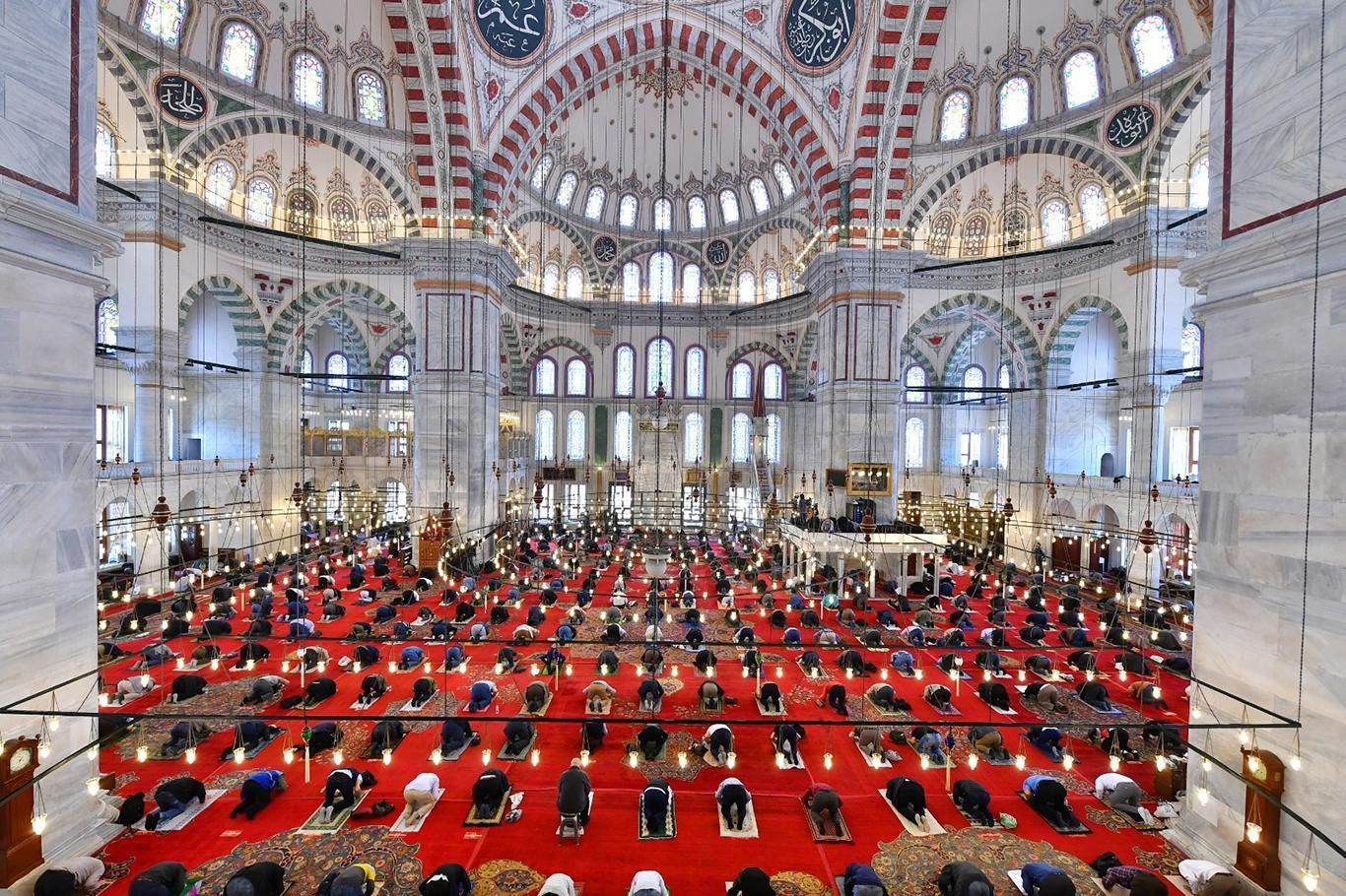 شتاب مردم ترکیه به اولین نماز جمعه پس از ویروس کرونا 